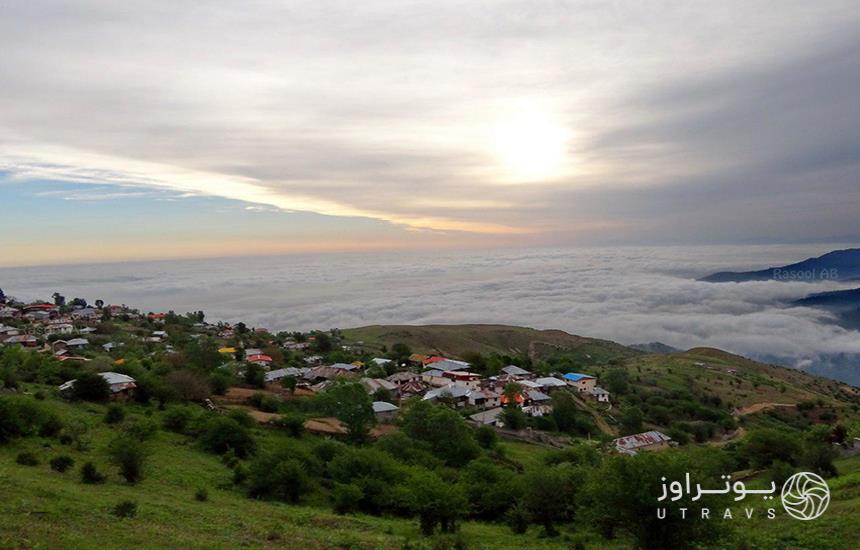 روستای فیلبند مازندران از نمای بالا؛ خانه‌های روستایی در ارتفاعات و پوششی از ابر در پایین‌دست آن‌ها